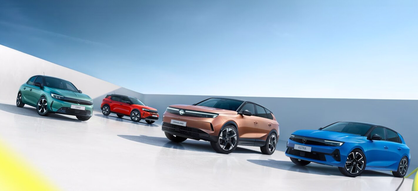 Eine Ansammlung von vier Opel Fahrzeugen.